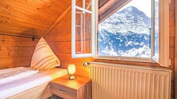 6 bedrooms, iron/ironing board, WiFi, bed sheets