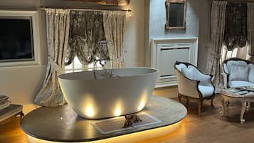 Superior studio suite | Badkamer | Een regendouche, gratis toiletartikelen, een haardroger, badjassen