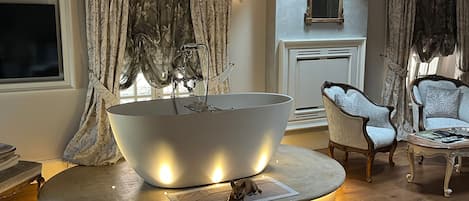 Suite La Moretta | Salle de bain | Douche à « effet pluie », articles de toilette gratuits, sèche-cheveux