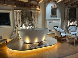 Suite La Moretta | Kamar mandi | Pancuran hujan, perlengkapan mandi gratis,  dan pengering rambut