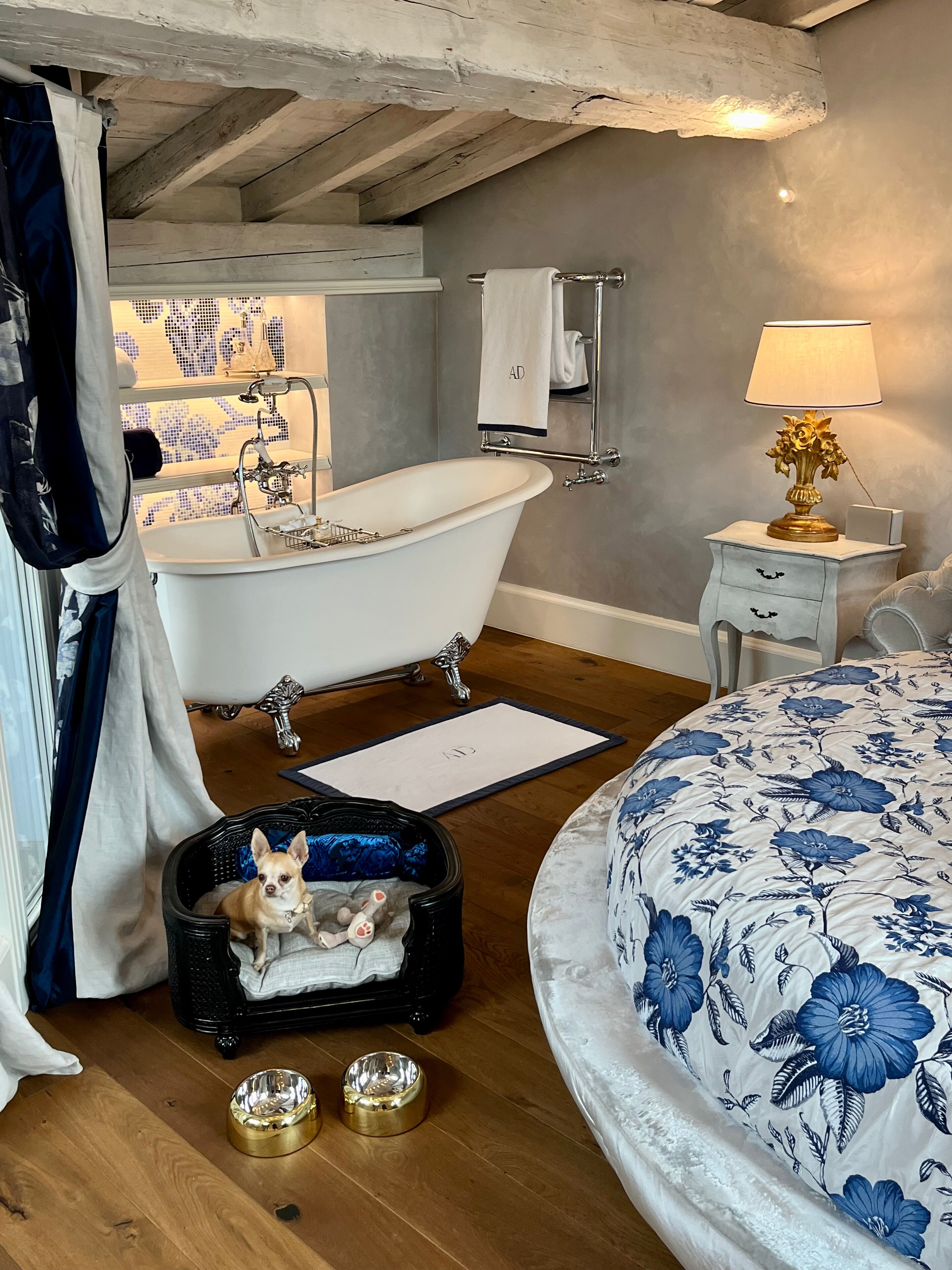 Un bagno con una vasca freestanding, un lavabo e un mobile contenitore con un portasciugamani.