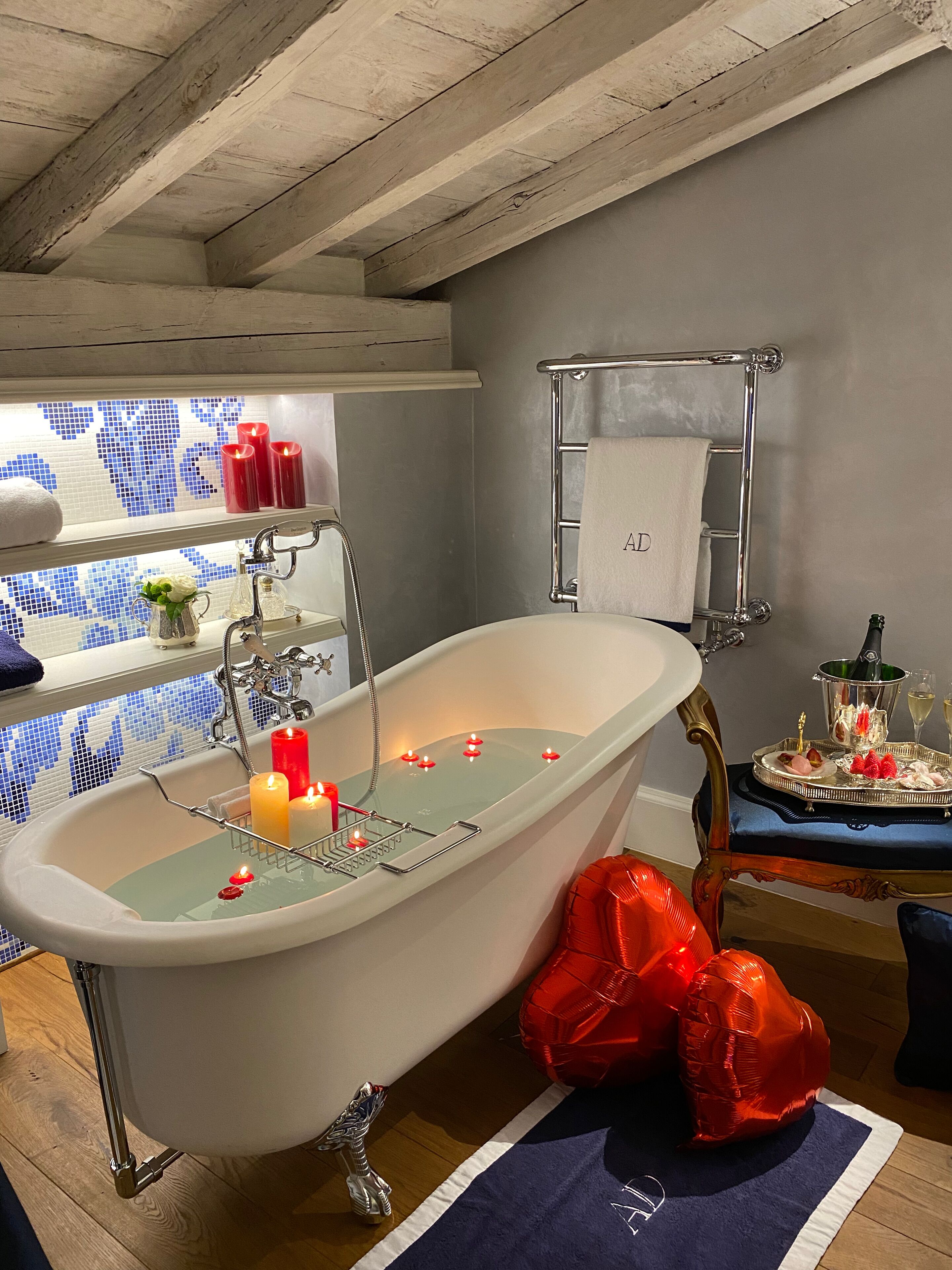 Suite La Principessa | Bad | Regndusjhode, toalettartikler (inkludert), hårføner og badekåper