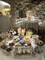 Sudah termasuk sarapan ala kontinental setiap hari