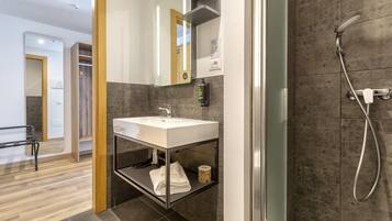 Standard-Vierbettzimmer | Badezimmer | Regendusche, kostenlose Toilettenartikel, Haartrockner, Handtücher