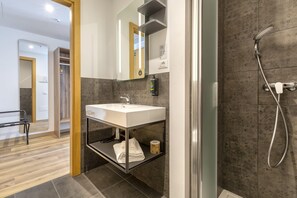 Standard Quadruple Room | Bathroom | Rainfall showerhead, free toiletries, hair dryer, towels - B&B Hotel Sassari (Sassari)
