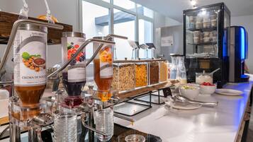 朝食 (ビュッフェ)、毎日提供 (1 名様 9.50 EUR)