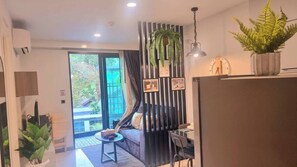 Apartment, 1 Schlafzimmer, barrierefrei, Balkon | Wohnbereich