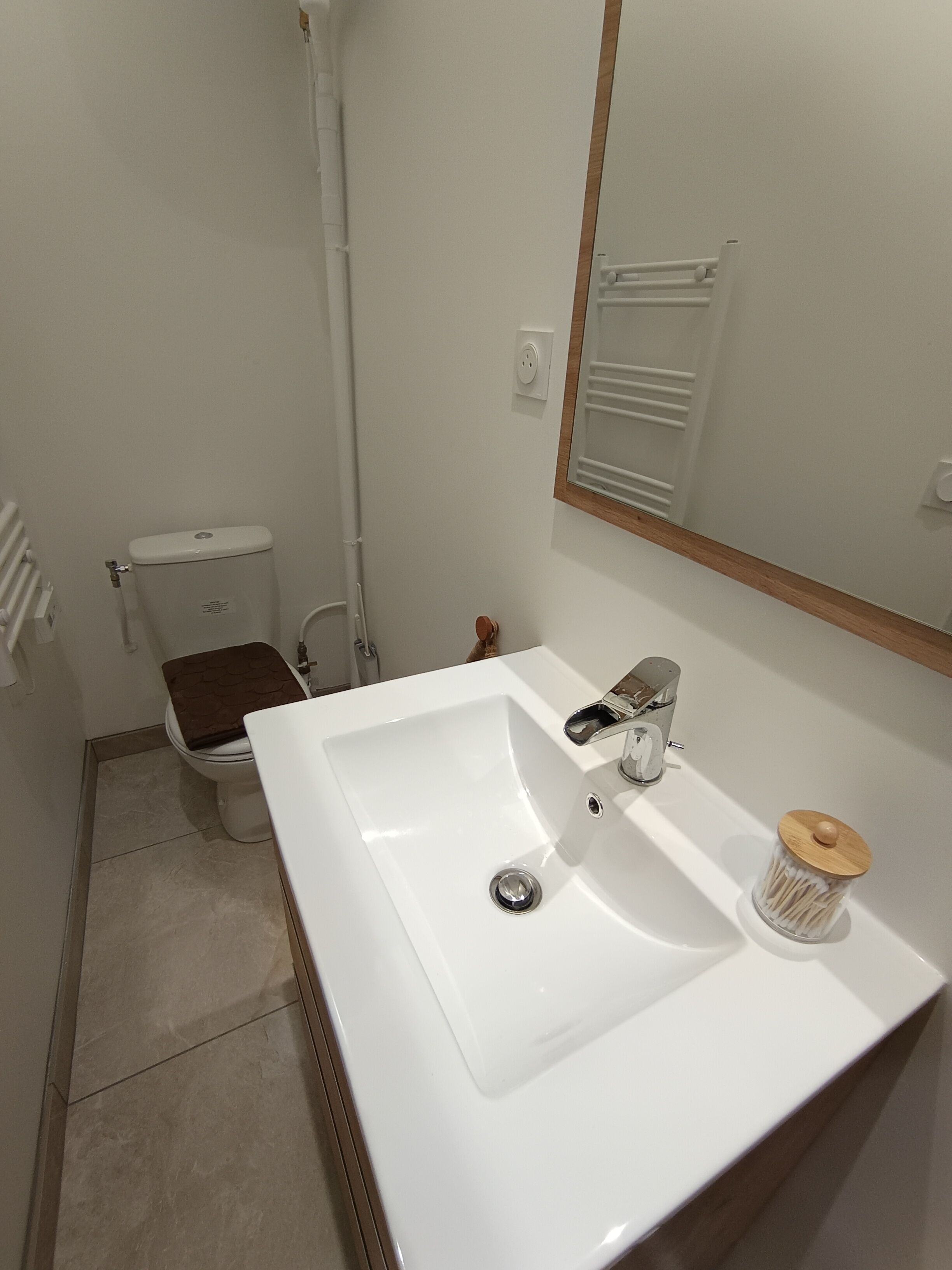 Secadora de cabello, toallas, jabón, shampoo 