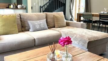 TV connectée, cheminée, table de tennis de table