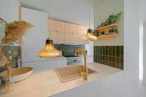 Utensilios de cocina, mesa de comedor