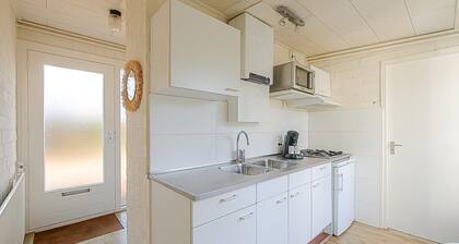 Wenn Sie Ruhe und Komfort wĂ€hrend Ihres Aufenthalts im Park Duinland suchen, dann ist das Ferienhaus Duinland 251 die perfekte Wahl. Am Anfang des Parks gelegen, garantiert dieser Eckbungalow eine ruhige Umgebung fĂŒr Ihre Familie.