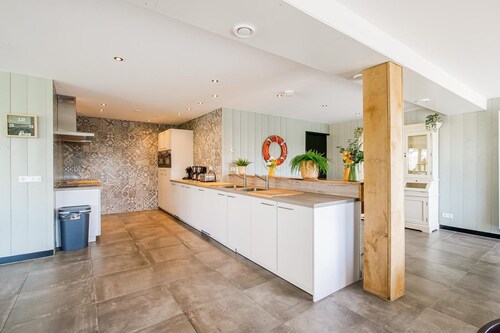 Familienhaus de Groote Kaap: Eine einzigartige und stilvolle Gruppenunterkunft am Strand