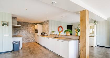 Familienhaus de Groote Kaap: Eine einzigartige und stilvolle Gruppenunterkunft am Strand