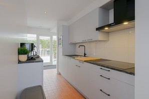Dishwasher, coffee/tea maker, toaster