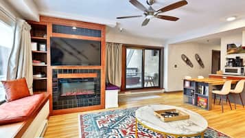 Smart TV, fireplace