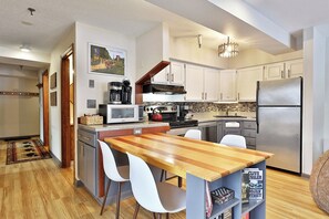 Réfrigérateur, four à micro-ondes, un four, surface de cuisson