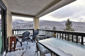 Outdoor dining - Mountain Views at Mt Green: 2 BR/2BA, Shuttle, Discounted Ski Rentals, Pool, Hot Tub and More! (Killington)