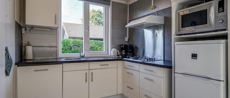 Lave-vaisselle, cafetière/bouilloire, grille-pain