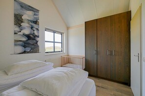 4 bedrooms, travel crib, WiFi