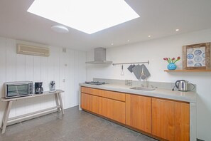 Kühlschrank, Geschirrspüler, Wasserkocher mit Kaffee-/Teezubehör