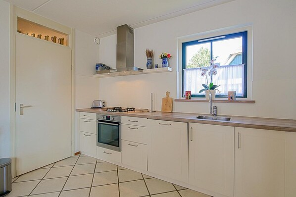 Dishwasher, coffee/tea maker, toaster