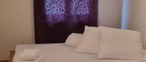 3 chambres, fer et planche à repasser, Wi-Fi, draps fournis