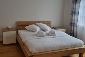 3 bedrooms, iron/ironing board, WiFi, bed sheets