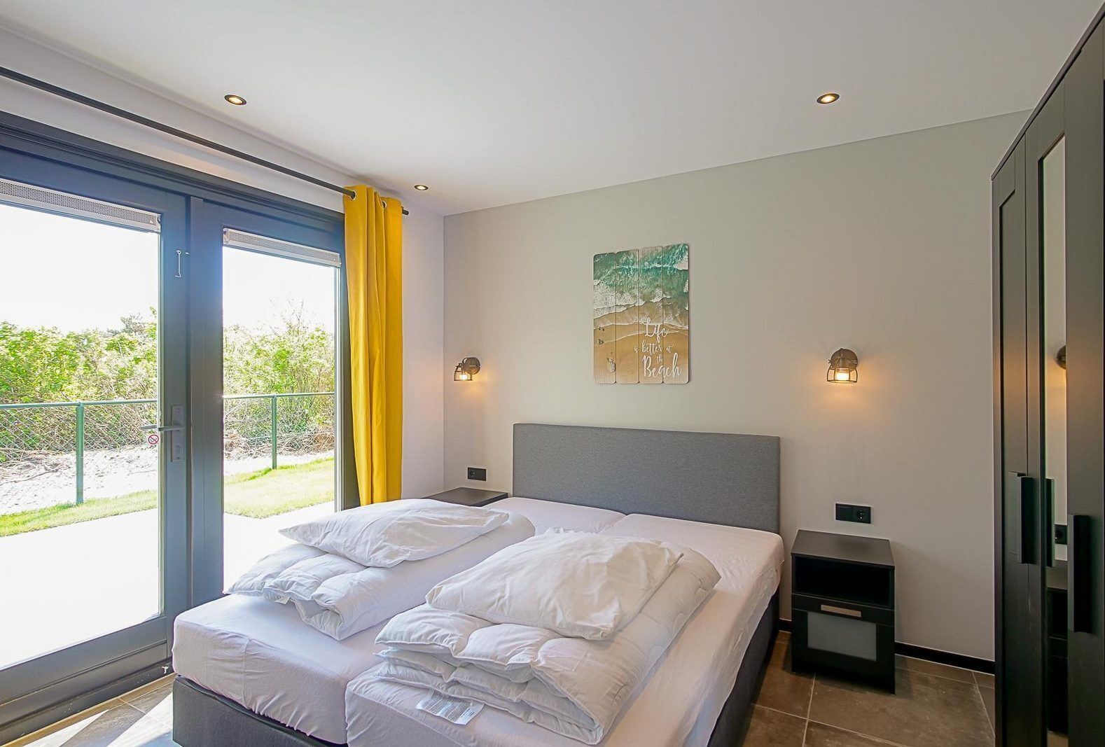 Vakantiehuis De Zeevonk In Julianadorp Aan Zee: Geheel Vernieuwd Met Luxe Keuken, Drie Slaapkamers Met Eigen Badkamers, En Een Omheinde Tuin. Op Loopafstand Van Strand En Zee. Perfect Voor Een Ontspannen Vakantie. - Den Helder