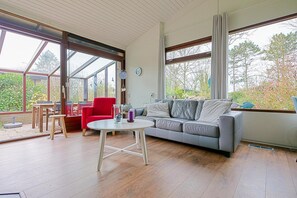 TV, fireplace - Vacation home Zilt in Julianadorp aan Zee: right at the foot of the dunes, with a large garden, cozy living room, three bedrooms and a well-equipped kitchen. Perfect for beach walks and exploring the area. (Julianadorp aan Zee)