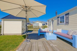 Terrace/patio - Discover the perfect balance between tranquility, nature and comfort at Chalet park Luttikduin in Callantsoog! (Callantsoog)