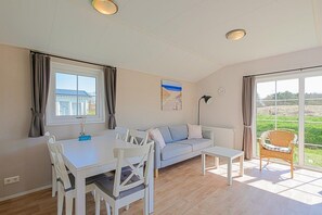 TV - Discover the perfect balance between tranquility, nature and comfort at Chalet park Luttikduin in Callantsoog! (Callantsoog)