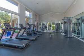 Een sportschool met loopbanden, elliptische trainers en krachttoestellen.