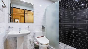 Standard Room | Bathroom | Hair dryer, towels, soap, shampoo