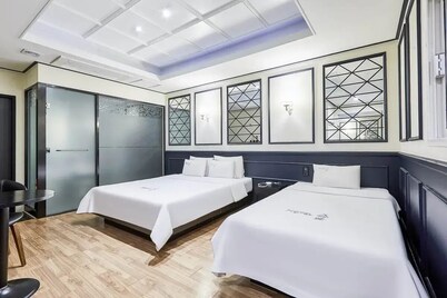 Hotel Forest River Novel