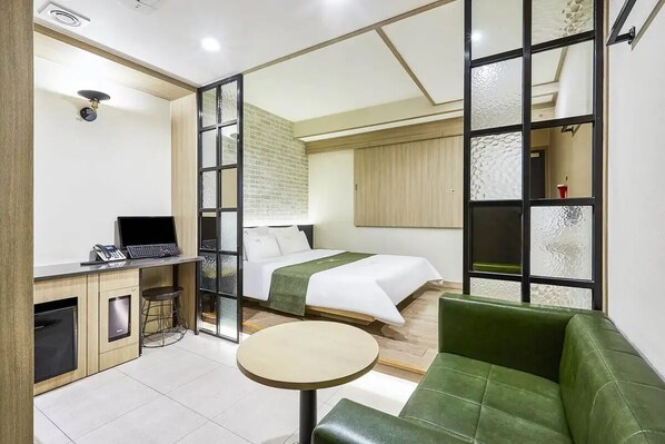 Deluxe Room | Desk, laptop workspace, free WiFi - Hotel Forest River Novel (Yeoju)