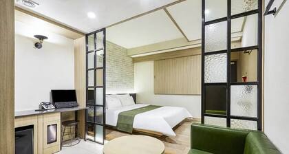 Hotel Forest River Novel