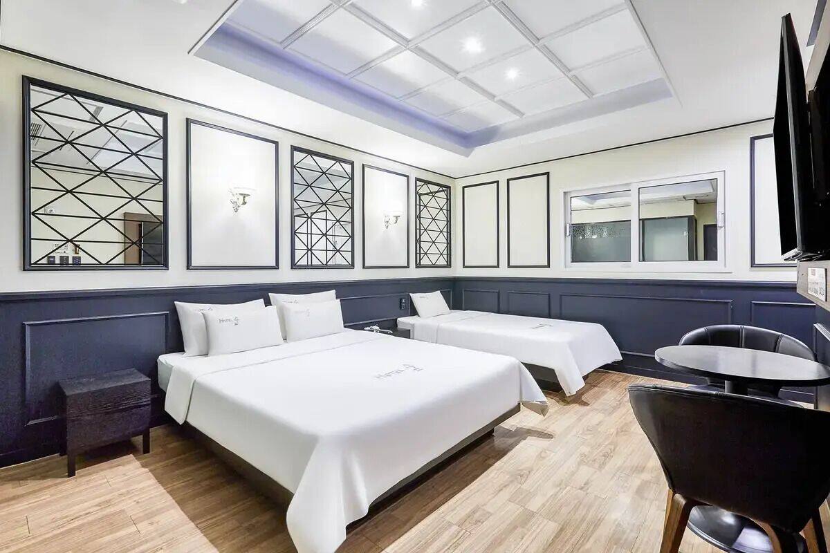 Deluxe Double or Twin Room, Multiple Beds | Desk, laptop workspace, WiFi (free)