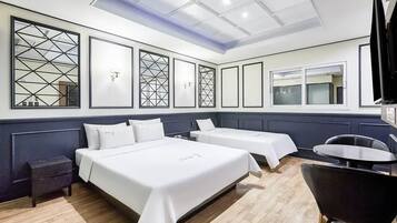 Deluxe kamer, 1 twee- of 2 eenpersoonsbedden, meerdere bedden | Een bureau, een laptopwerkplek, gratis wifi