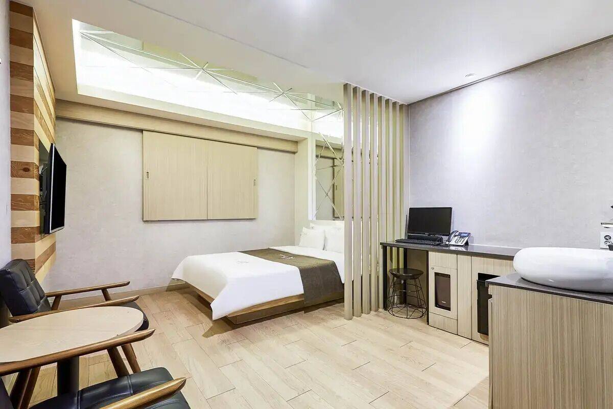 Deluxe Room | Desk, laptop workspace, WiFi (free)