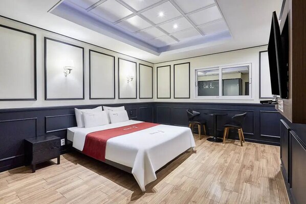 Escritorio, espacio para trabajar con laptop y wifi gratis 