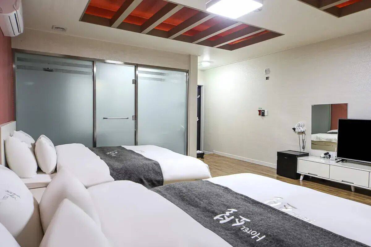 Family Double or Twin Room | Desk, laptop workspace, WiFi (free)