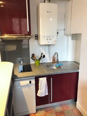 Kjøleskap, mikrobølgeovn, kokeplater og oppvaskmaskin