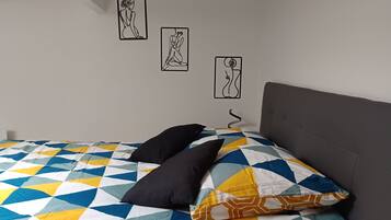 1 slaapkamer, een strijkplank/strijkijzer, gratis wifi, beddengoed