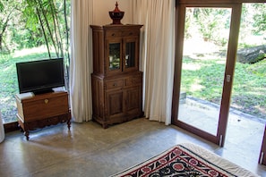 Villa, vista a la montaña | Área de sala de estar | Televisión de 20 pulgadas con canales por cable
