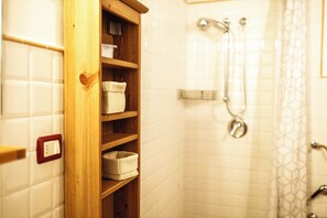 Shower, hair dryer, bidet, towels - Le Radici - La Cantina - Relax in Umbria, the heart of Italy
 (Umbertide)