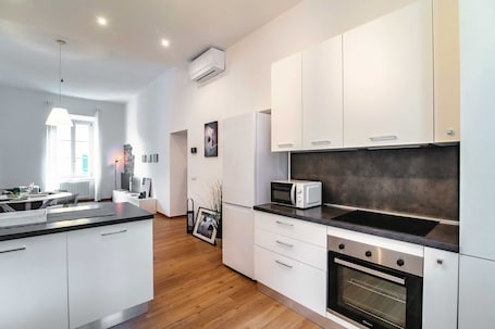 Refrigerador con freezer, microondas, horno, placa de cocina