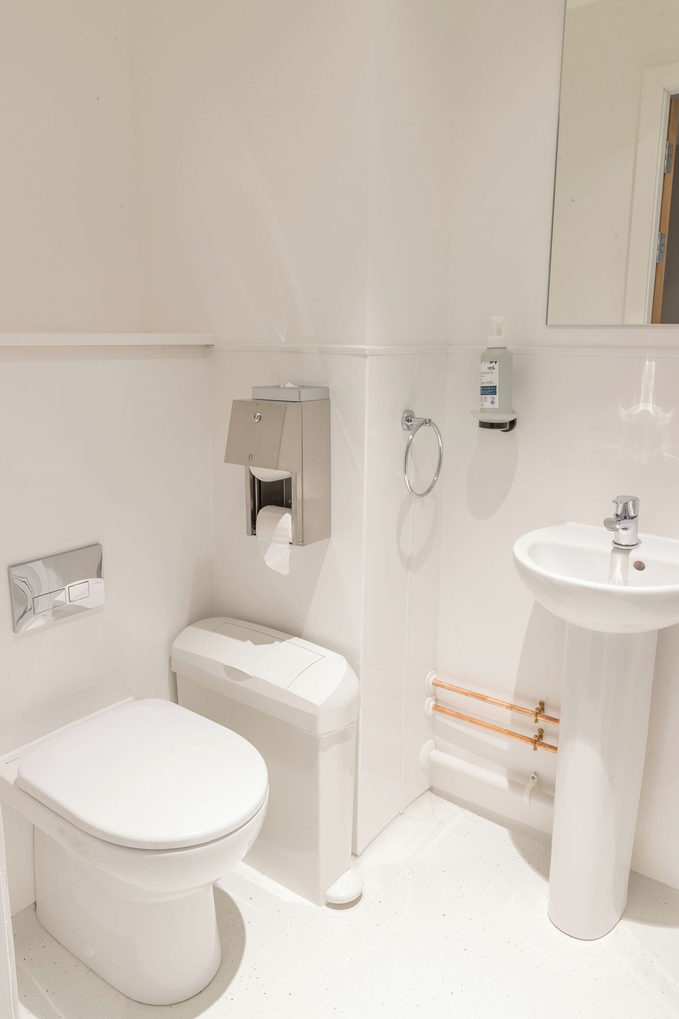 Un baño moderno con inodoro, bidé y lavamanos.