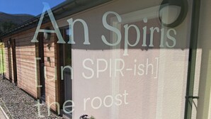 Un bâtiment doté d’une grande fenêtre sur laquelle on peut lire les mots « An Spiris » et « SPIR-ish the roast ».