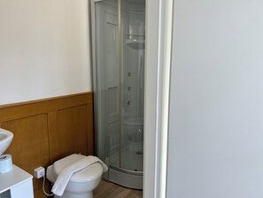 Douche, sĂšche-cheveux, serviettes fournies, savon
