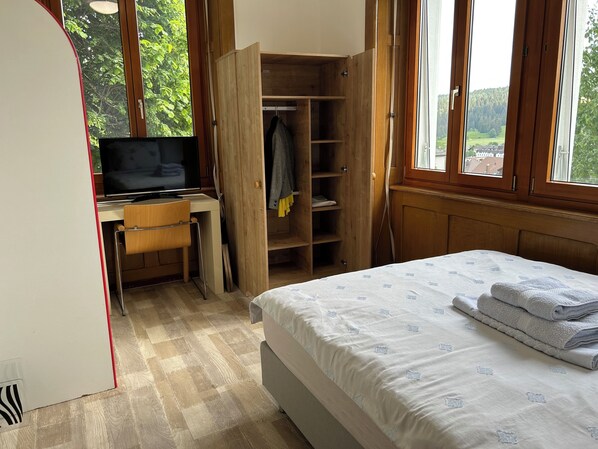 1 dormitori, planxa i posts de planxar, wifi i roba de llit